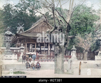 [1890s Japan - ikuta Jinja, ein Shinto Schrein in Kobe] - ikuta Jinja, ein Shinto Schrein in Kobe, Hyogo Präfektur. Der Schrein ist einer der ältesten Schreine in Japan und ist in der Nihon Shoki, die zweite älteste Buch der klassischen japanischen Geschichte erwähnt. Der Schlacht von Ichi no Tani (1184) fand in und um ikuta Schrein. 19 Vintage albumen Foto. Stockfoto