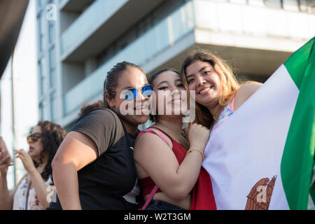 Toronto, Ontario/Kanada - 7. Juli 2019: Eine Gruppe von Damen, die mexikanische Flagge am 15. jährlichen TD Salsa auf St. Clair Street Festival Stockfoto