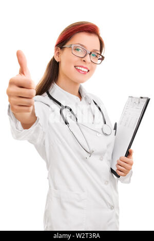Ihre Gesundheit, unser Engagement. Schöne junge Ärztin Daumen hoch geben, auf weißem Hintergrund. Stockfoto