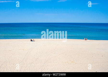 Schöner Sandstrand mit Dünen in Nidden - Kurische Nehrung und Ostsee, Nida, Klaipeda, Litauen, UNESCO-Weltkulturerbe, mit Menschen am Ufer Stockfoto