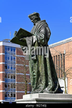 Rotterdam Zuid Holland/Niederlande - April 01, 2019: das Monument von disiderius Erasmus von Rotterdam bei grotekerkplein Stockfoto
