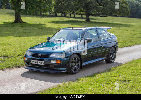 1994 90s Neunziger Ford RS Cosworth; Oldtimer-Oldtimer mit restaurierten historischen Fahrzeugen, die auf der Leighton Hall Car Show in Carnforth, Lancaster, Großbritannien, ankommen Stockfoto