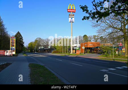 Papenburg, Deutschland - 17. April 2019: Hauptstraße in die und aus der Stadt Papenburg, Tankstelle, real estate agent Office, mcdonalds Stockfoto