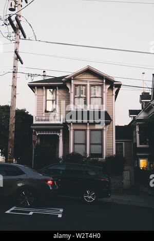 Vertikale Aufnahme eines braunen Holzhauses an der Straßenseite in San Francisco, USA Stockfoto