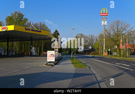 Papenburg, Deutschland - 17. April 2019: Hauptstraße in die und aus der Stadt Papenburg, Tankstelle, real estate agent Office, mcdonalds Stockfoto