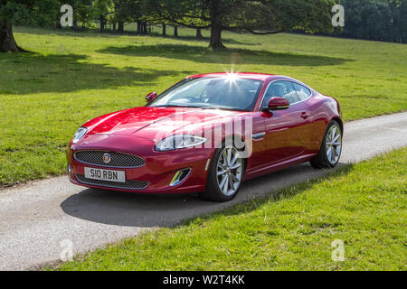 2014 roter Jaguar XK Signature Auto 5.0-Liter-Kompressormotor; Oldtimer-Oldtimer mit restaurierten historischen Fahrzeugen, die beim Leighton Hall Car Sho ankommen Stockfoto