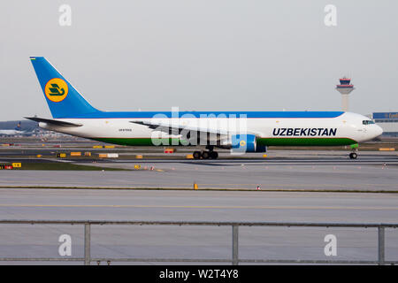 FRANKFURT/Deutschland - April 10, 2015: Uzbekistan Airways Cargo Boeing 767-300 DE -67002 Flugzeug Abflug am Flughafen Frankfurt Stockfoto