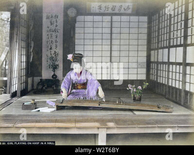 [1890s Japan - Japanische Frau spielen Koto] - eine Frau im Kimono und traditionelle japanische Frisur spielt die Koto, eine Art Harfe. 19 Vintage albumen Foto. Stockfoto