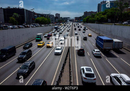 Mai 30, 2019, Moskau, Russland. Auto Verkehr auf der dritten Ringstraße in Moskau. Stockfoto