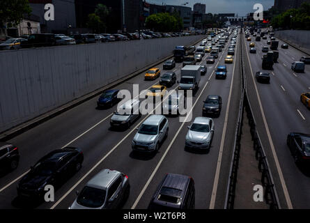 Mai 30, 2019, Moskau, Russland. Auto Verkehr auf der dritten Ringstraße in Moskau. Stockfoto