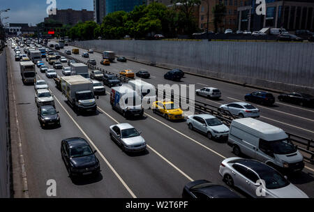 Mai 30, 2019, Moskau, Russland. Auto Verkehr auf der dritten Ringstraße in Moskau. Stockfoto