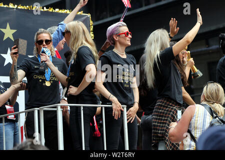 New York, NY, USA. 10. Juni, 2019. UA Co - Kapitän Megan Rapinoe, ein Publikumsliebling, sonnen Sie sich in dem Moment, als Tausende von New Yorkern stellte sich heraus für eine Stockfoto