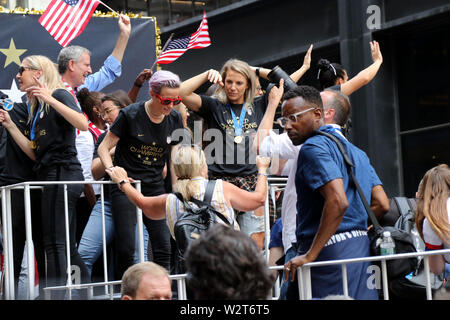 New York, NY, USA. 10. Juni, 2019. UA Co - Kapitän Megan Rapinoe, ein Publikumsliebling, sonnen Sie sich in dem Moment, als Tausende von New Yorkern stellte sich heraus für eine Stockfoto