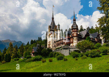 Sinaia, Rumänien - 17. August 2018: das Schloss Peles, Palast von Carol der Erste, König von Rumänien, in Sinaia, Rumänien Stockfoto