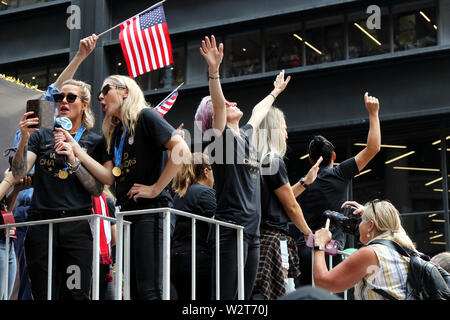 New York, NY, USA. 10. Juni, 2019. UA Co - Kapitän Megan Rapinoe, ein Publikumsliebling, sonnen Sie sich in dem Moment, als Tausende von New Yorkern stellte sich heraus für eine Stockfoto