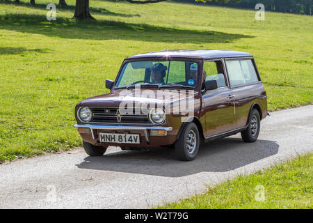 1980 80s Brown austin morris mini Vintage klassisch restaurierte Oldtimer Autos Ankunft auf der Leighton Hall Car Show in Carnforth, Lancaster, UK Stockfoto