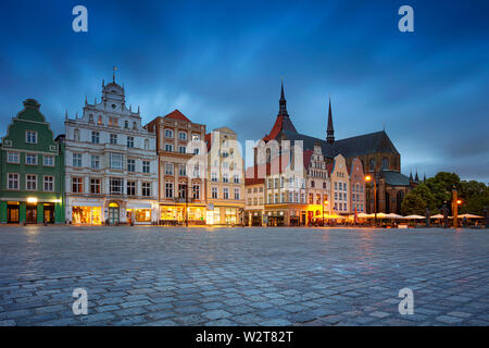 Rostock, Deutschland. Stadtbild Bild von Rostock, Deutschland während der Dämmerung blaue Stunde. Stockfoto