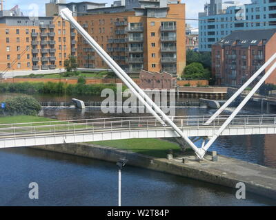 Querformat der Ritter Weg, Brücke, eine zwei-span, Kabel-Fußgänger-Brücke über dem Fluss Aire in der sanierten Leeds Dock Gegend übernachtet Stockfoto