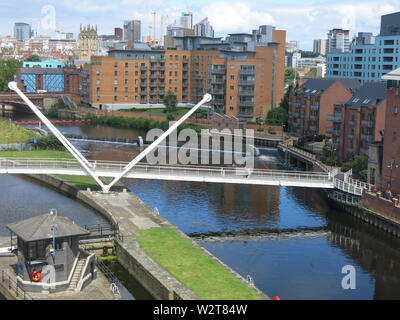 Querformat der Ritter Weg, Brücke, eine zwei-span, Kabel-Fußgänger-Brücke über dem Fluss Aire in der sanierten Leeds Dock Gegend übernachtet Stockfoto