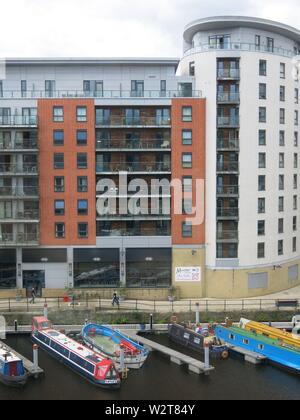 Blick auf moderne Architektur und Wasserseite Wohn; Entwicklung der Apartments & Retail, mit Anlegestellen für Kähne im Leeds Docks. Stockfoto