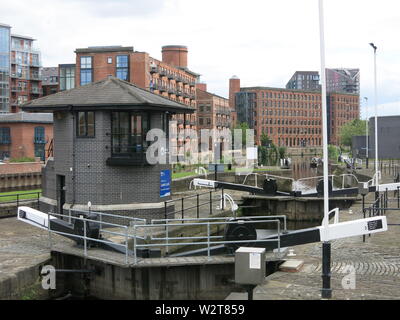 Blick auf die Schleusentore und Control Tower an der Leeds Sperre für Boote Navigation auf dem Aire und Calder Wasserstraßen durch das Zentrum von Leeds, Yorkshire. Stockfoto