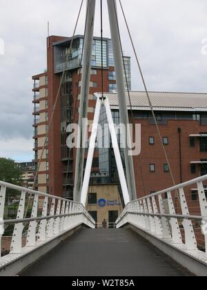 Anzeigen suchen entlang der Weise Fußgängerbrücke des Ritters über den Fluss Aire in Leeds Dock
