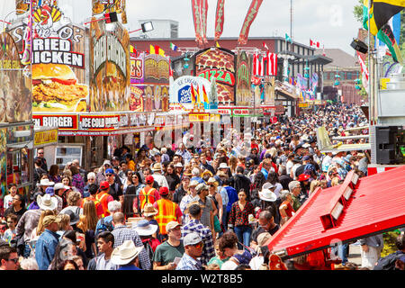 CALGARY, Kanada - 9. Juli 2019: eine Masse gefüllt auf der olympischen Art SE bei der jährlichen Calgary Stampede. Das Calgary Stampede wird oft als Stockfoto