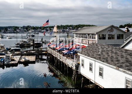 Hummer Boote gebunden entlang der Docks am Boothbay Hummer Wharf und Pfund an einem bewölkten Sommertag in Boothbay Harbor Maine. Stockfoto