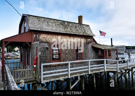 Das Bridge House auf halbem Weg entlang der Boothbay Harbor Fuß Brücke über Boothbay Harbor Maine. Stockfoto