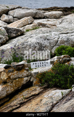 Eine "private Felsen "Zeichen Einschränken des Zugriffs auf die Felsen der Küste Karte Cove At Ocean Point in Boothbay, Maine. Stockfoto