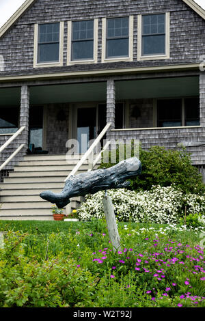 Ein Wal Carving vor einem Ferienhaus am Meer in Boothbay, Maine. Stockfoto