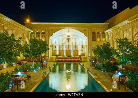 KASHAN, IRAN - Oktober 23, 2017: Der Innenhof der Mahin Saraye Raheb (Mahinestan Raheb) historische Haus - Hotel mit Spiegel Teich, kleiner Garten, übertreffen Stockfoto