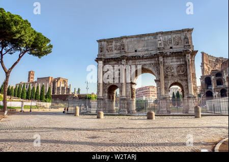 Triumphbogen des Konstantin in der Nähe von Kolosseum - Rom, Italien Stockfoto