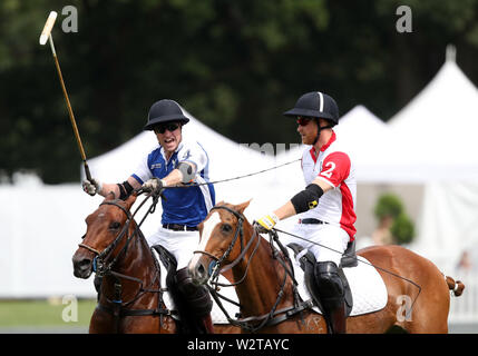 Der Herzog von Cambridge (links) und Herzog von Sussex spielen Polo in der Khun Vichai Srivaddhanaprabha Memorial Polo Trophy während der King Power Royal Charity Polo Tag an billingbear Polo Club, Wokingham, Berkshire. Stockfoto