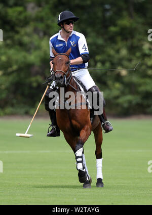 Der Herzog von Cambridge spielt Polo in der Khun Vichai Srivaddhanaprabha Memorial Polo Trophy während der King Power Royal Charity Polo Tag an billingbear Polo Club, Wokingham, Berkshire. Stockfoto