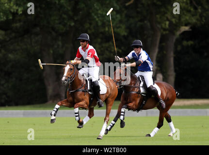 Der Herzog von Cambridge (rechts) und Herzog von Sussex spielen Polo in der Khun Vichai Srivaddhanaprabha Memorial Polo Trophy während der King Power Royal Charity Polo Tag an billingbear Polo Club, Wokingham, Berkshire. Stockfoto