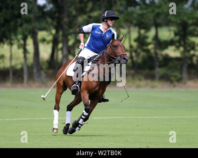 Der Herzog von Cambridge spielt Polo in der Khun Vichai Srivaddhanaprabha Memorial Polo Trophy während der King Power Royal Charity Polo Tag an billingbear Polo Club, Wokingham, Berkshire. Stockfoto
