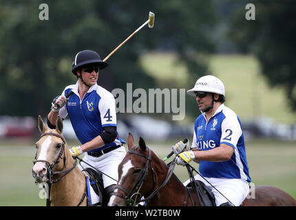 Der Herzog von Cambridge (links) spielt Polo in der Khun Vichai Srivaddhanaprabha Memorial Polo Trophy während der King Power Royal Charity Polo Tag an billingbear Polo Club, Wokingham, Berkshire. Stockfoto