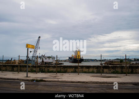 Havanna - Kuba/16. Oktober 2011, ein Frachtschiff aus Kubanischen Hafen in Havanna Stockfoto