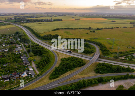 Luftaufnahme von Landschaft mit deutschen Autobahn oder Landstraße Stockfoto