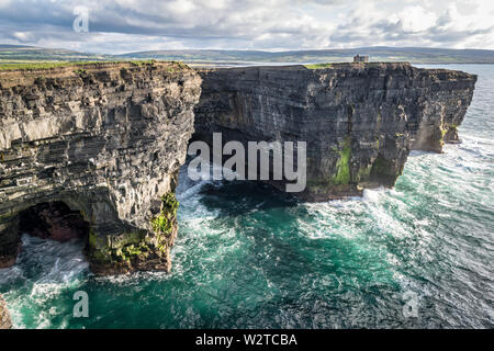 Diese sind die Klippen in Downpatrick Kopf an der Küste des County Mayo in Irland Stockfoto
