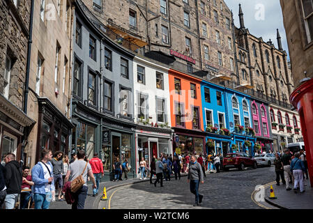 Bunte Geschäfte säumen die Victoria Street in Edinburgh Old Town. Stockfoto