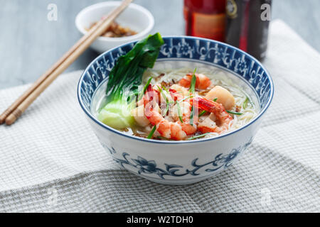 Biene hoon Suppe mit Garnelen, Jakobsmuscheln und Calamari. Stockfoto