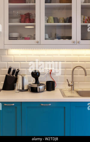 Vorderansicht des Blue vintage Küche, Nahaufnahme Stockfoto