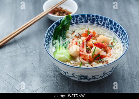 Reis mit Meeresfrüchten und Nudelsuppe Hühnerbrühe, kopieren. Stockfoto