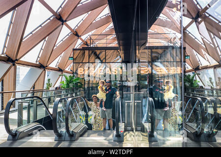 Crossrail Ort Dach Garten Big Easy Bar Restaurant mit Familie auf der Rolltreppe anreisen. Am Ende der tropischen Dachgarten, der auf das Eden Projekt, eine Oase der Ruhe über Crossrail Station, entworfen von Sir Norman Foster gestaltete liegt. Canary Wharf London E14 Stockfoto