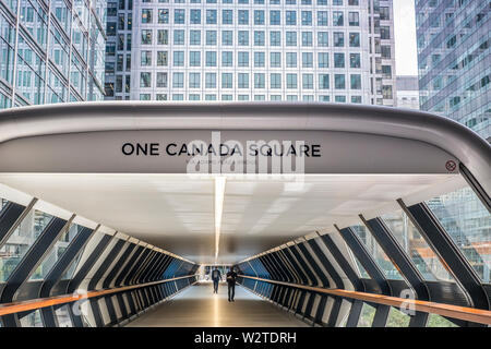 Adams Plaza Brücke von Crossrail Ort führenden One Canada Square Tower mit Office, die in der City arbeiten, Überfahrt nach iconic. Canary Wharf London E14 Stockfoto