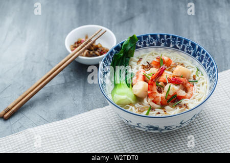 Hawker Food Biene hoon Suppe in traditionellen Schüssel, kopieren. Stockfoto