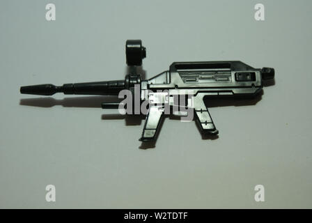 Nahaufnahme von einem futuristischen Spielzeugpistole auf weißem Hintergrund Stockfoto