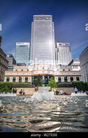 Canary Wharf Kanada ein Turm mit Sonne reflektiert, HSBC & Citi Bank Tower Gebäude, Cabot Square mit Brunnen und Wasser pool Reflexionen Londoner Finanzviertel Canary Wharf London E14 Stockfoto